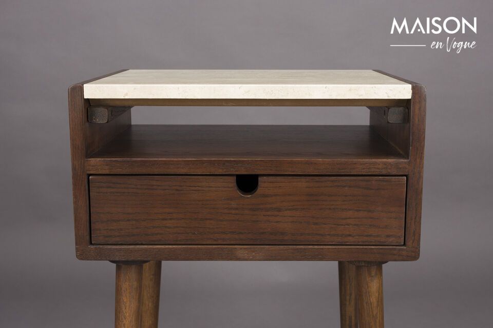 Der beigefarbene Holz-Nachttisch Arda verkörpert einen kühnen Vintage-Stil