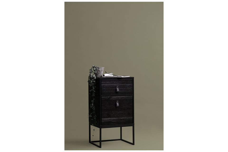 Der schwarze Nachttisch Zola mit Schublade und tiefschwarzer Tür ist ein modernes Möbelstück aus