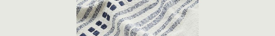 Materialbeschreibung Plaid mit Fransen aus weiß-blauem Stoff Alca