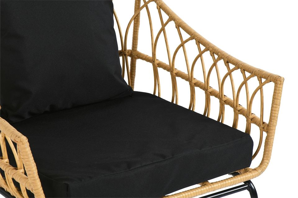 Der Sessel ist für den Außenbereich geeignet und bietet eine breite Sitztiefe von 59 cm sowie