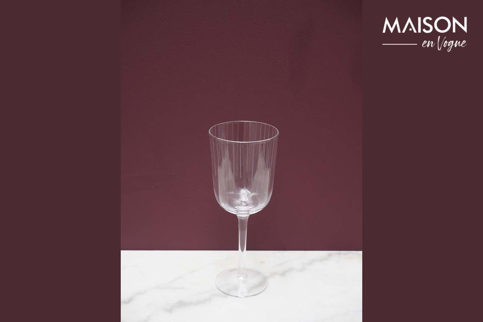 Ein nüchternes Weinglas mit mattem Finish