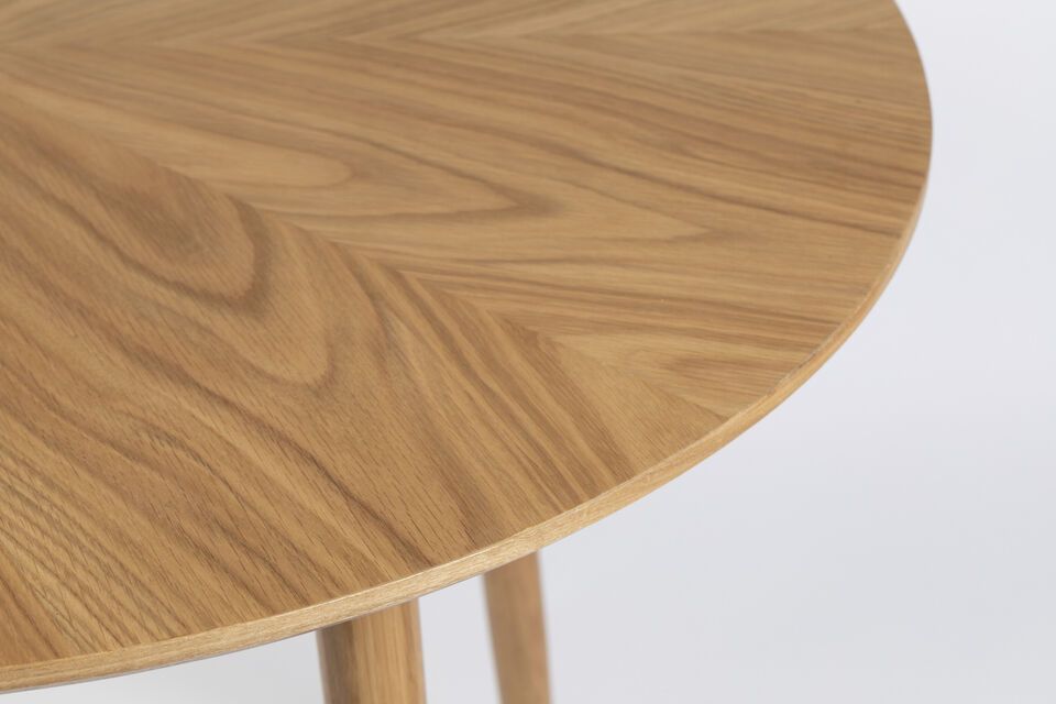 Hergestellt aus hochwertigem Holz mit einer hellbraunen Oberfläche
