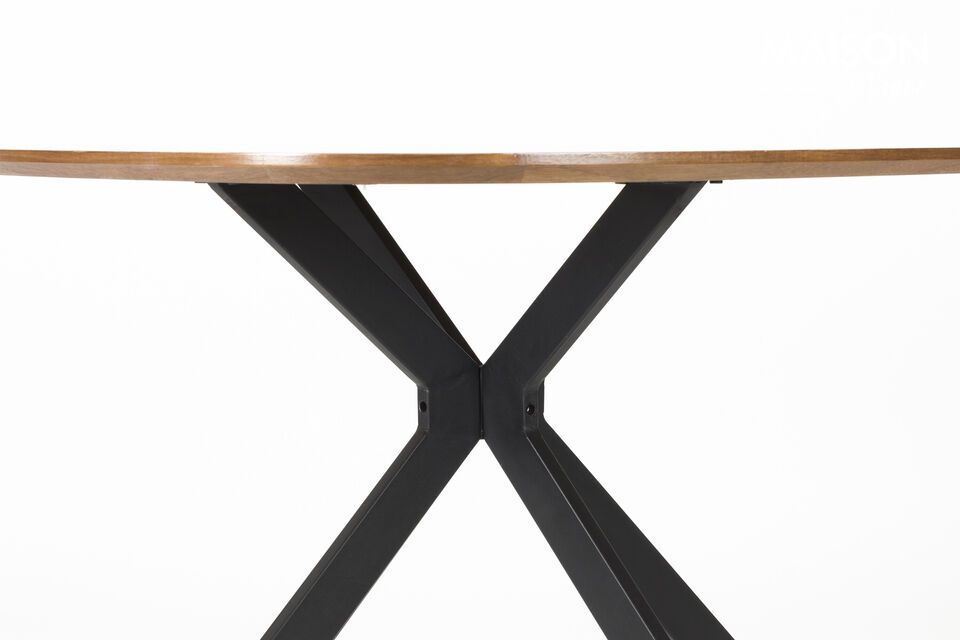Dieser Tisch inspiriert zu Momenten der Zweisamkeit, so sehr schreit er danach, umringt zu werden