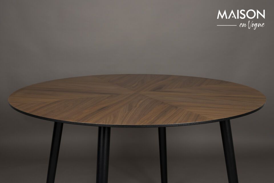 Entdecken Sie den Charme des Vintage-Stils mit unserem runden Tisch aus Holz neu.