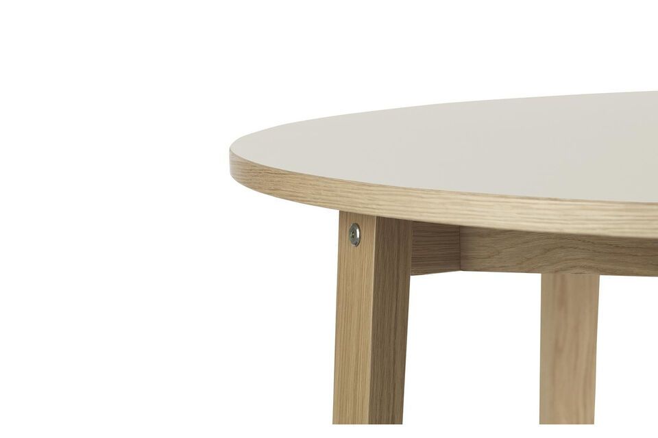 Die Kombination aus der natürlichen Farbe des Holzes und dem weißen Glanz der Tischplatte