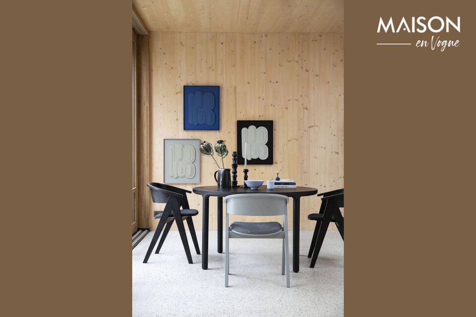 Die Tischbeine und -kanten aus massiver Eiche bringen einen Hauch moderner Eleganz in Ihr Interieur