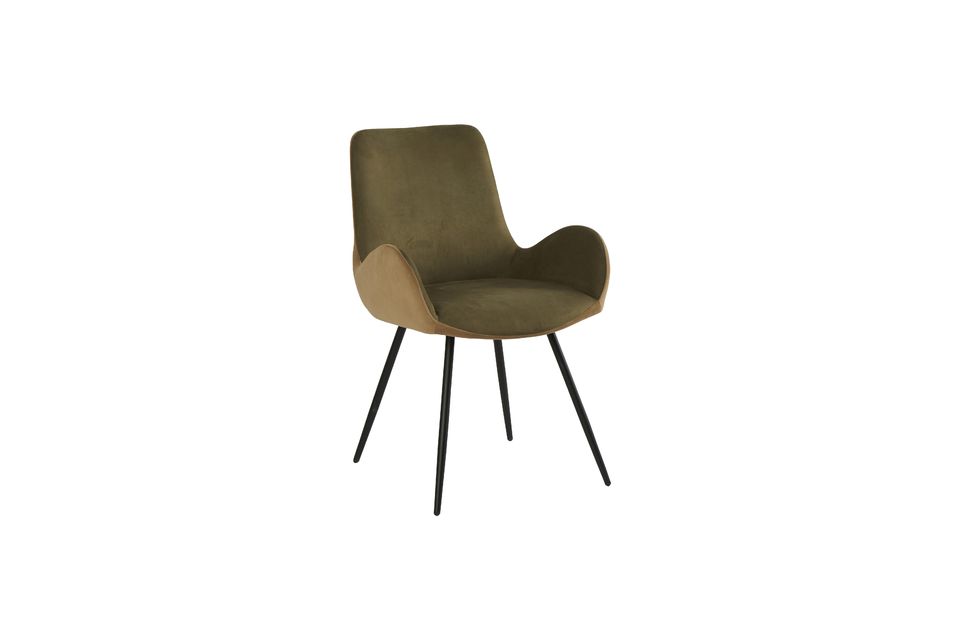 Hübscher Stuhl aus khakifarbenem Samt