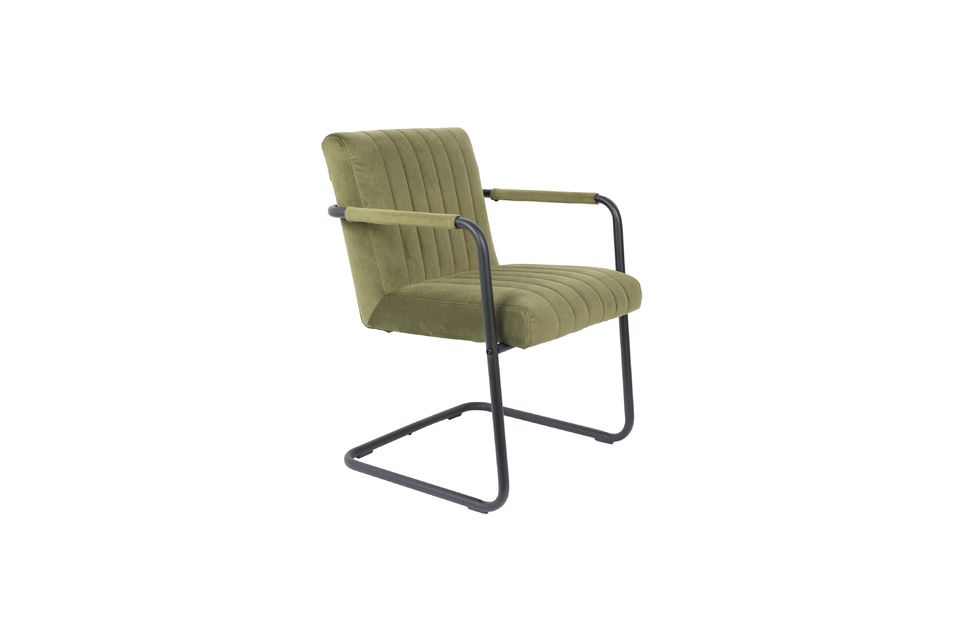 Dieser Sessel ist ästhetisch, mit minimalistischen Linien und einem bequemen Sitz