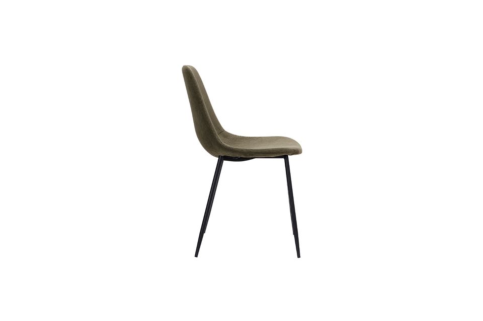 Der elegante Polyester-Velours-Stuhl Found kombiniert eine bequeme grüne Sitzfläche mit