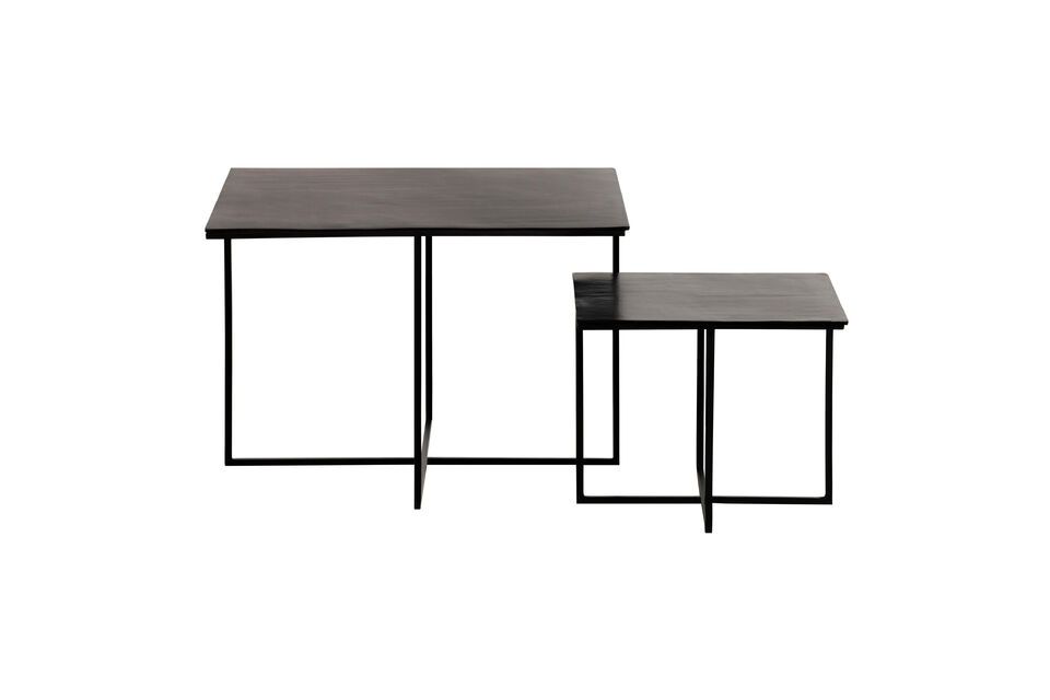 Die beiden Tische sind von der Größe her identisch und können teilweise ineinander geschoben