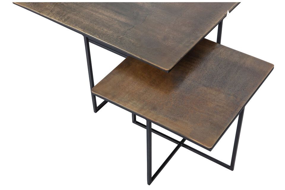 Die quadratischen Tischplatten in verschiedenen Größen stehen auf schwarz lackierten