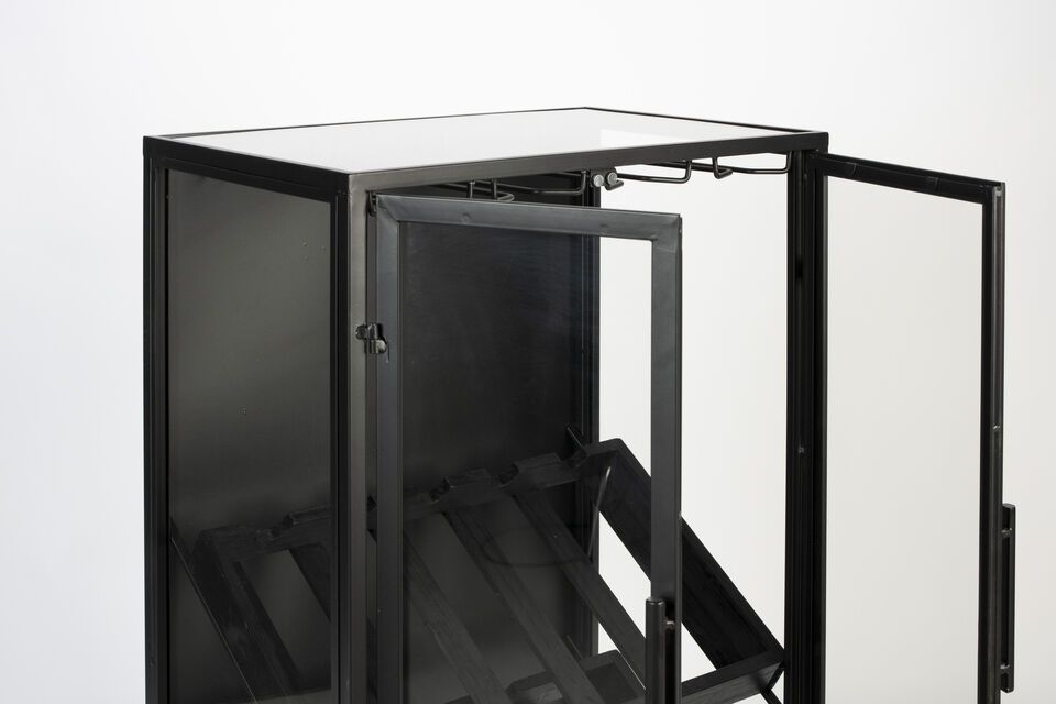 Das elegante schwarze Design des Rob-Schranks wird jede Art von Inneneinrichtung perfekt ergänzen