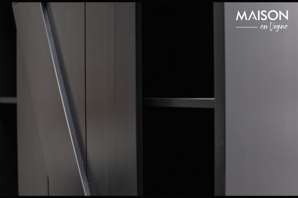 Dieser schwarze Schrank mit seinen Metallschienen ist schick und modern und passt sowohl zum