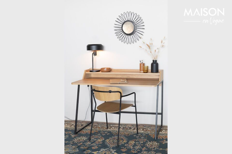 Bringen Sie mit unserem braunen Holzschreibtisch einen Hauch von zeitloser Eleganz in Ihren
