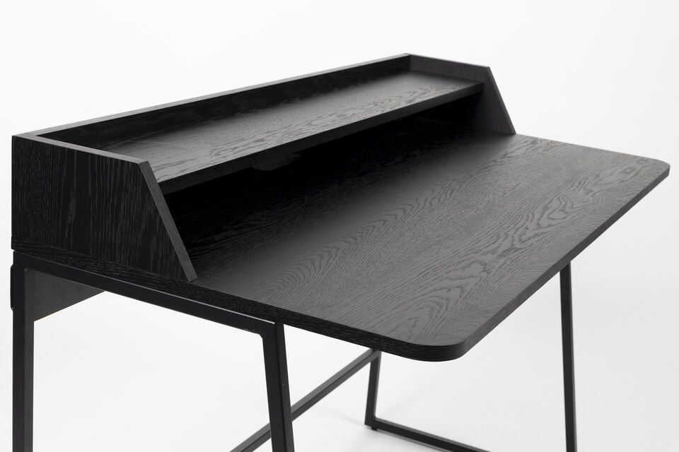 Seine zeitlose schwarze Farbe lässt sich leicht mit jeder Art von Dekoration kombinieren und