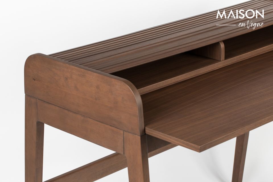 Ein Laptop kann darauf gestellt werden, um auf einem stilvollen und edlen Holztisch zu arbeiten