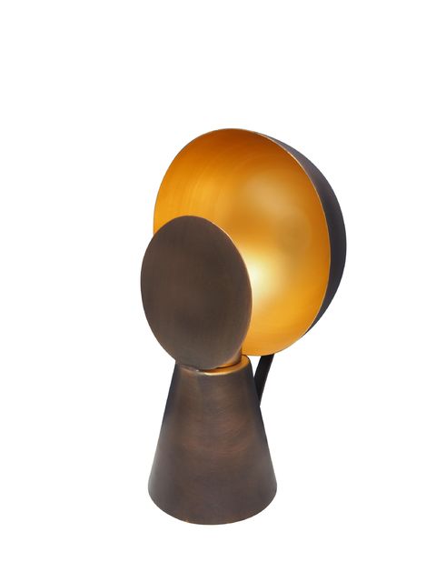 Die Minilampe Hide & Seek in schwarz-gold von Chehoma steht mit ihren abgerundeten Volumen auf einem