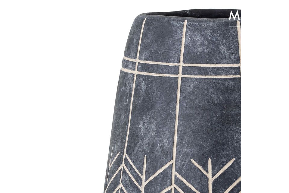 Die Deko-Vase Mahi von Bloomingville besteht aus schwarzer Keramik mit einem geometrischen Muster