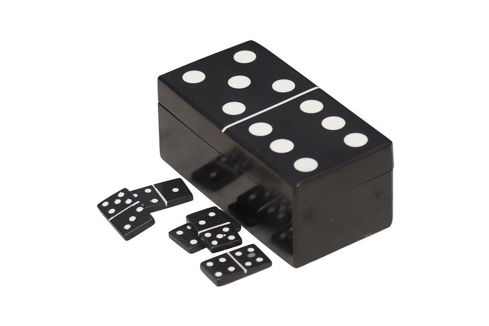 Dieser Dominokasten, geformt wie ein
