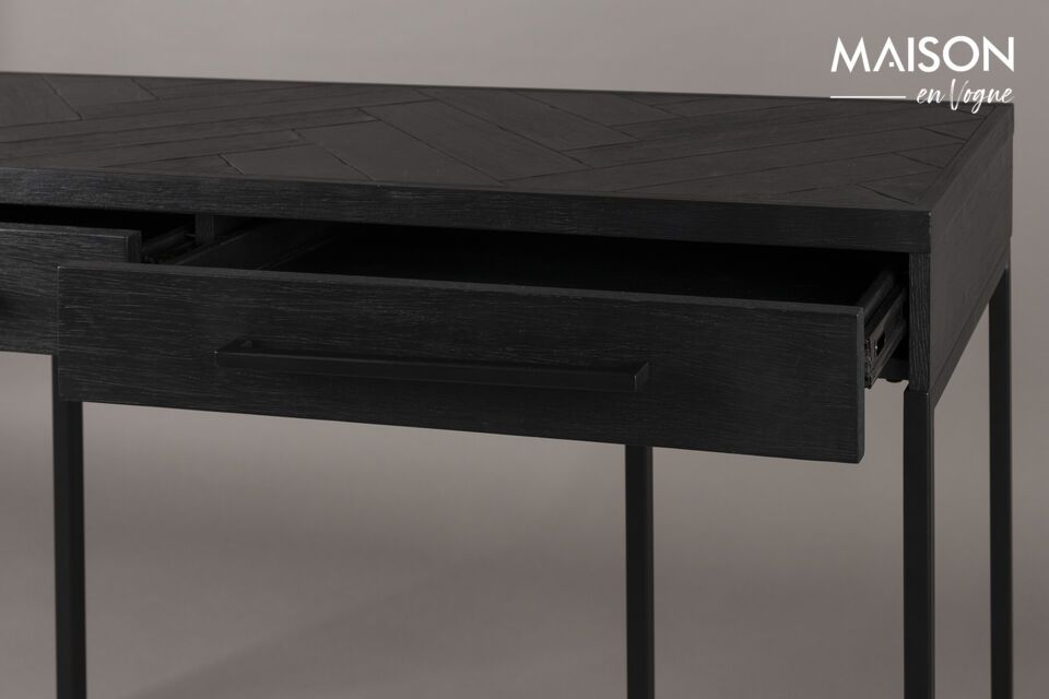 Dieses aus bestem Holz gefertigte Stück weist eine tiefschwarze