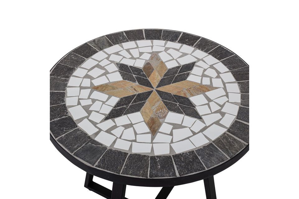 Die Kombination aus Stein, Keramik und Stahl macht diesen Tisch zu etwas ganz Besonderem