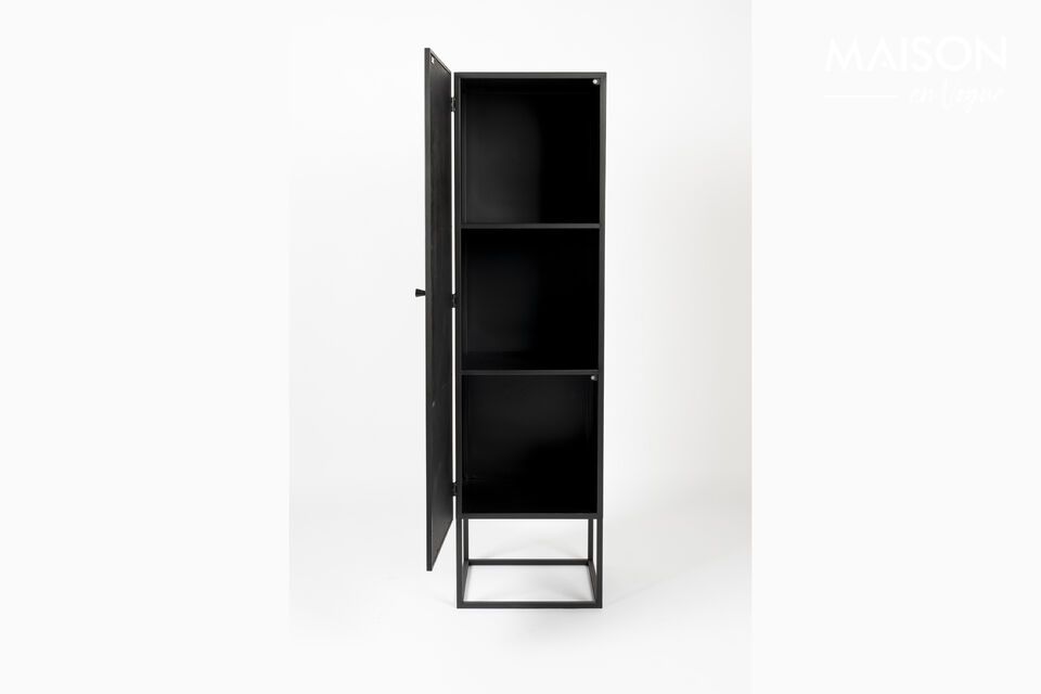 Eleganter und funktionaler Schrank aus Holz und schwarzem Rattan