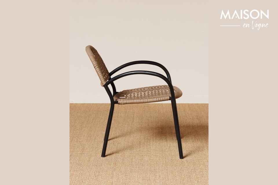 Mit seinen perfekt proportionierten Maßen (66 cm x 69 cm x 72 cm) passt dieses Modell in jeden
