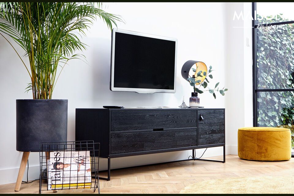 Ein TV-Möbel aus Holz und Metall, elegant und modern.