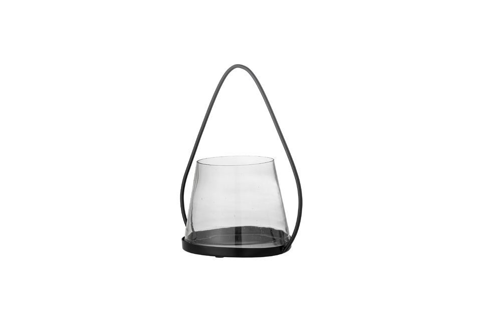 Das Windlicht Nana von Bloomingville ist eine moderne Kombination aus Glas und schwarzem Metall