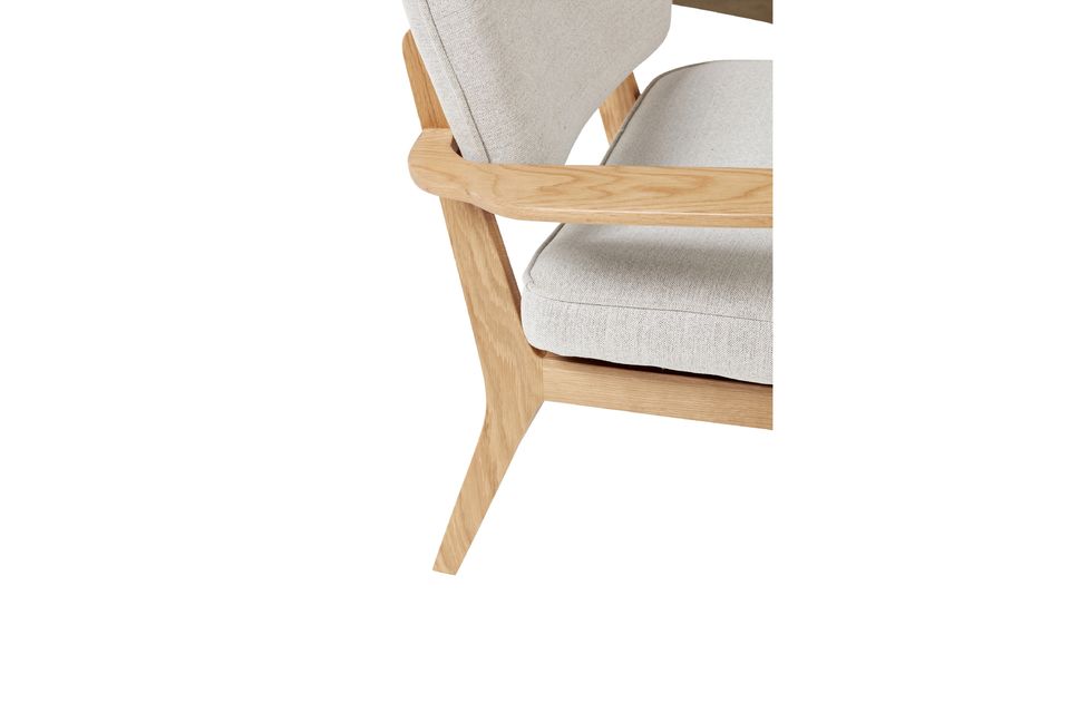Das aus Materialien wie Eichenholz und Polyester gefertigte Möbelstück zeichnet sich durch seine