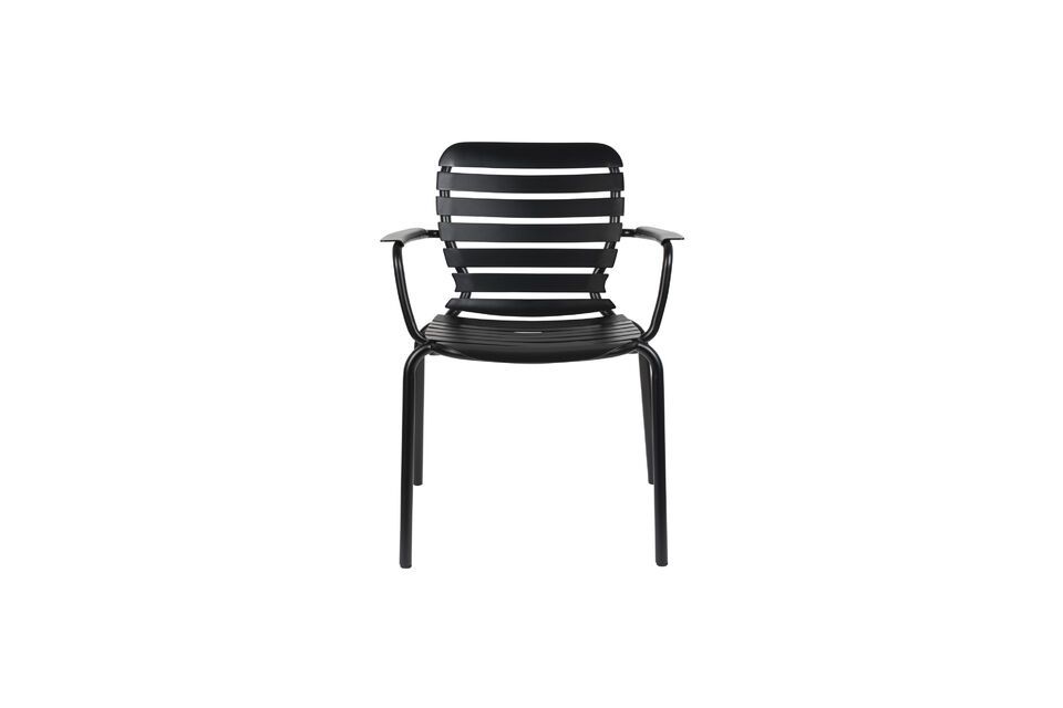 Der Sessel Vondel ist robust und elegant und hält Wind und Wetter effektiv stand