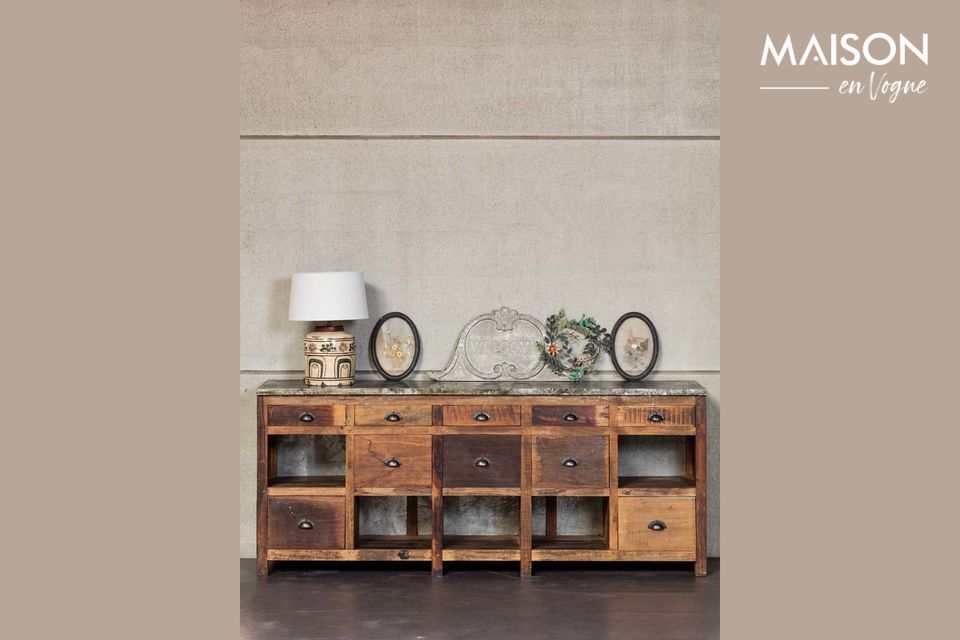 Mit 10 Schubladen und fünf Ablagen bietet das Sideboard Fabrica mehrere Stauräume