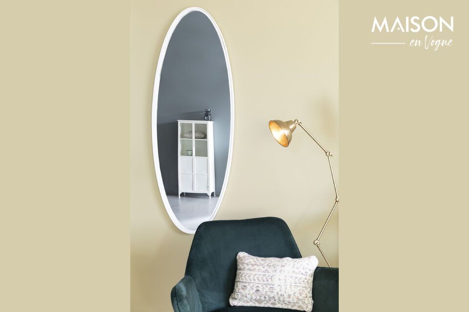 Spiegel Miya, elegantes Metallfinish, raffiniertes industrielles Ambiente.