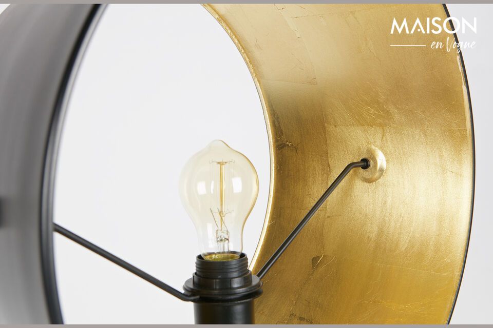 Der Lampenschirm hat eine Höhe von 20 cm und einen Durchmesser von 40 cm