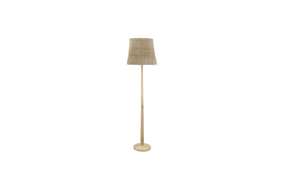 Eine Stehlampe aus Rattan und Holz