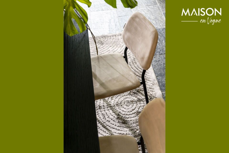 Mit seiner neutralen und warmen Farbe passt dieser Stuhl perfekt in verschiedene