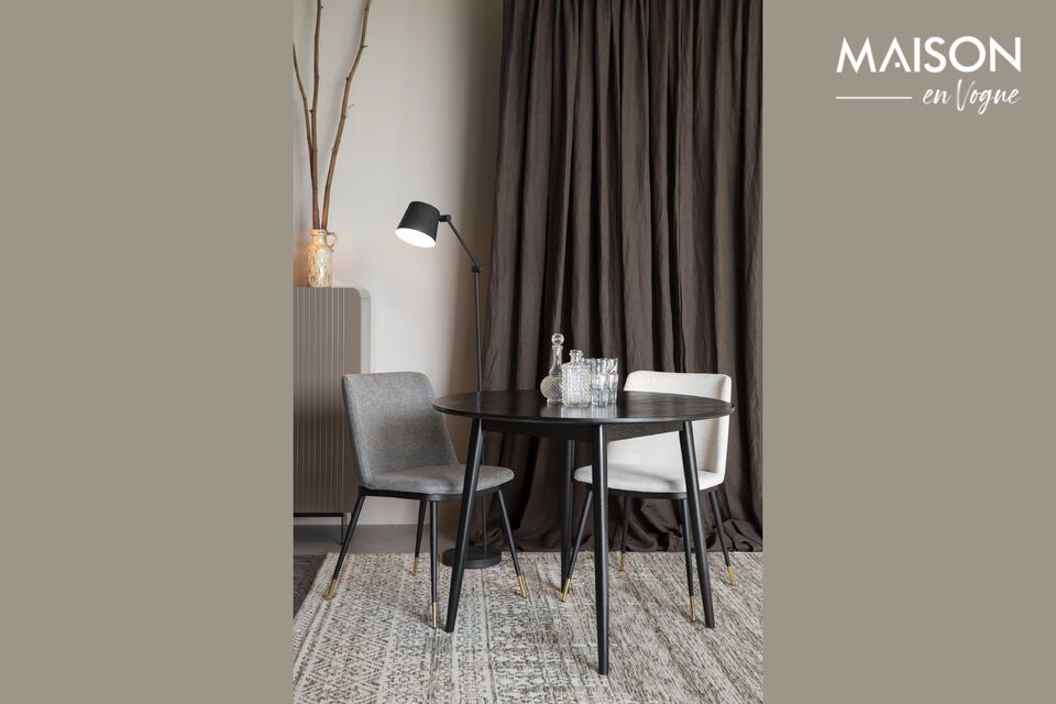 Eleganter Stuhl in leichtem Beige, moderner Komfort und anpassungsfähig.