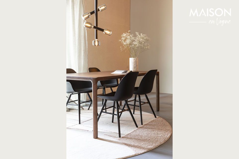 Hergestellt aus hochwertigem Kunststoff, vereint dieser Stuhl Haltbarkeit und Stil