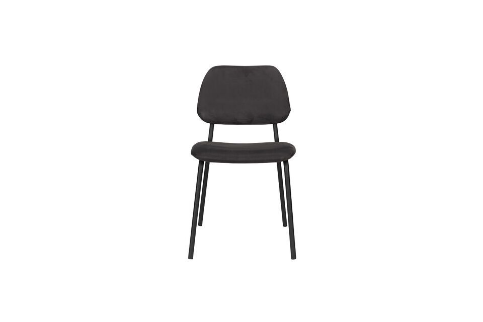 Das schlichte Design dieses Stuhls verleiht Ihrer Einrichtung mühelos einen Hauch von Raffinesse