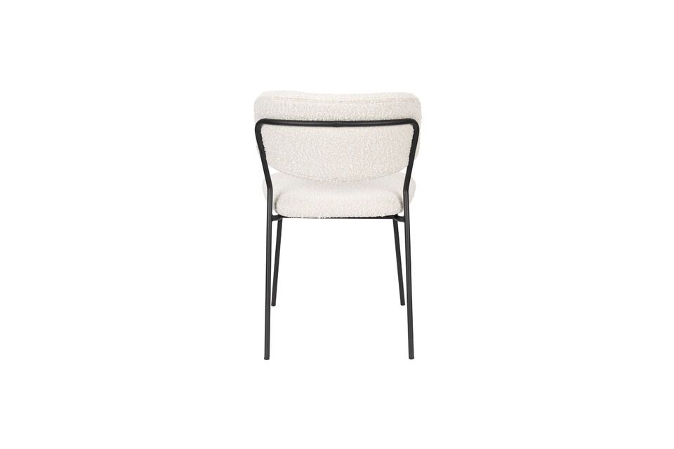 Die Sitzfläche mit einer Länge von 55 cm und einer Tiefe von 49 cm garantiert ausreichend Platz