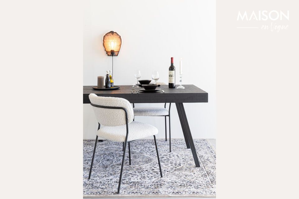 Bequemlichkeit und Eleganz mit unserem Stuhl aus weichem Stoff.