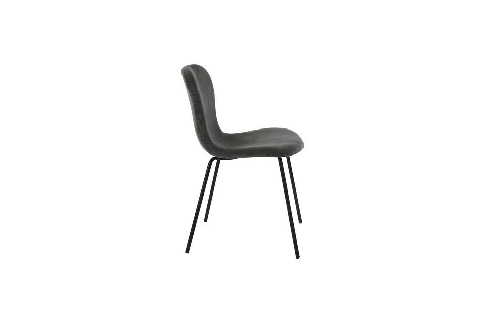 Ein Stuhl aus anthrazitfarbenem Samt mit schwarzen Metallbeinen