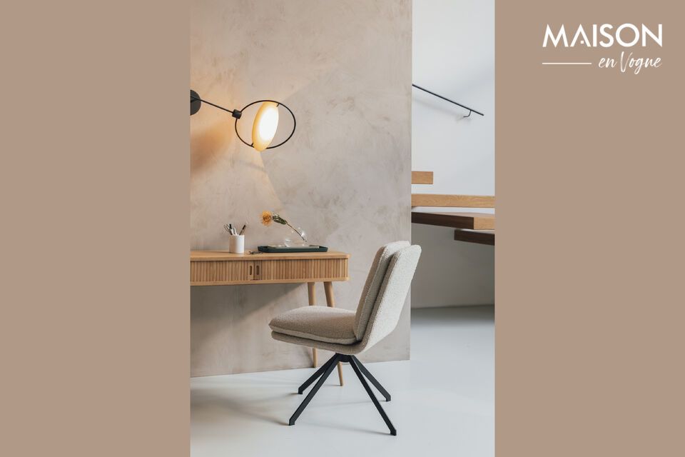Dieses Modell bietet eine geräumige Sitzfläche und eine ergonomisch geformte Rückenlehne und