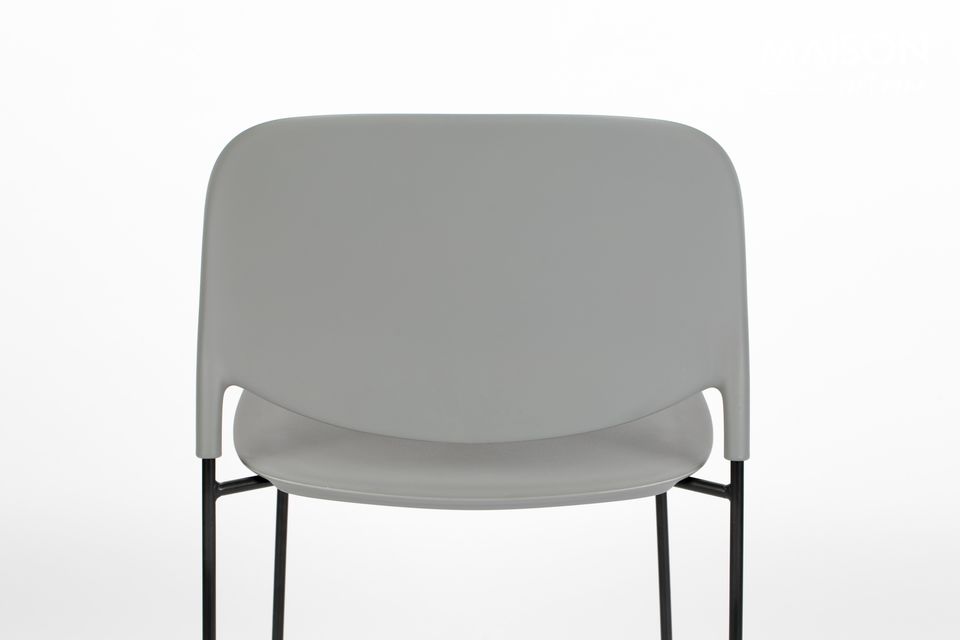 Mit seinem harmonischen Schnitt vervollständigt dieser graue Stacks-Stuhl von White Label Living