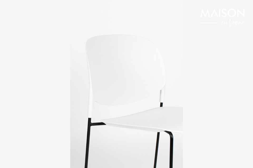 Ein Stuhl mit trendigem Design mit glasfaserverstärktem Sitz