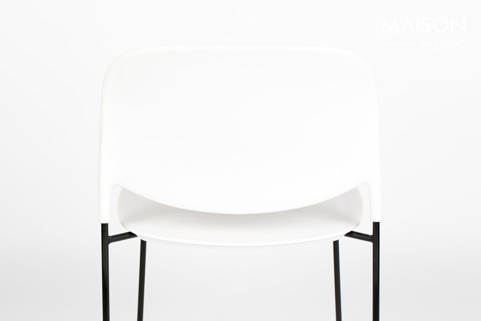 Das Design des Stacks-Stuhls weist dünne pulverbeschichtete Stahlbeine mit einem sehr dünnen