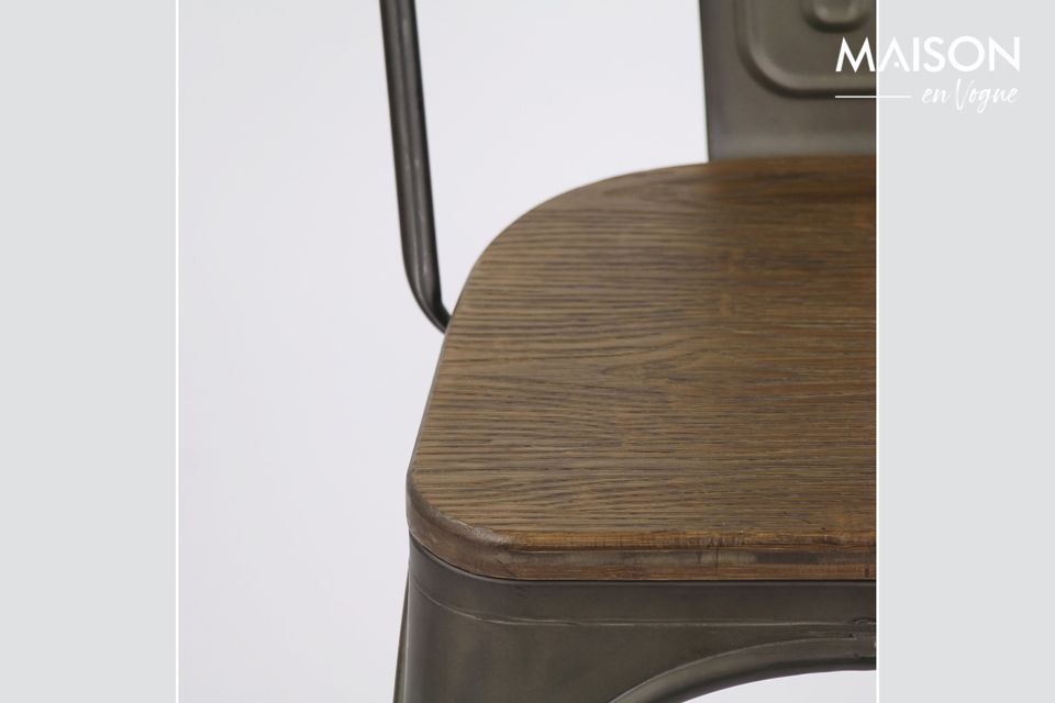 Ein Stuhl, der Metall und pflanzliche Materie verbindet