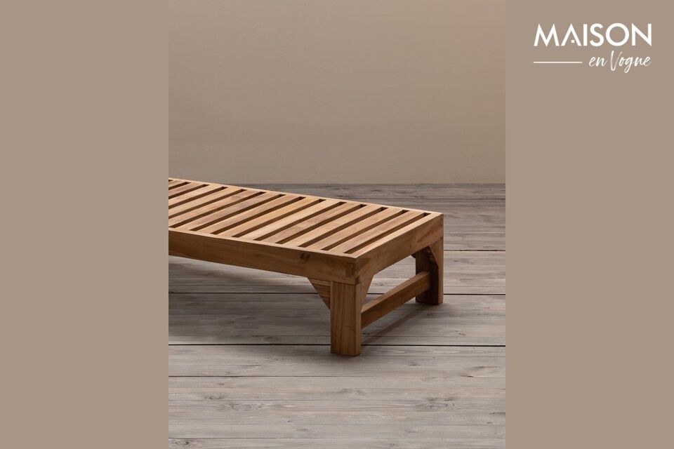 Die beige Farbe des Liegestuhls Tirama verleiht Ihrem Außenbereich einen Hauch von Eleganz und