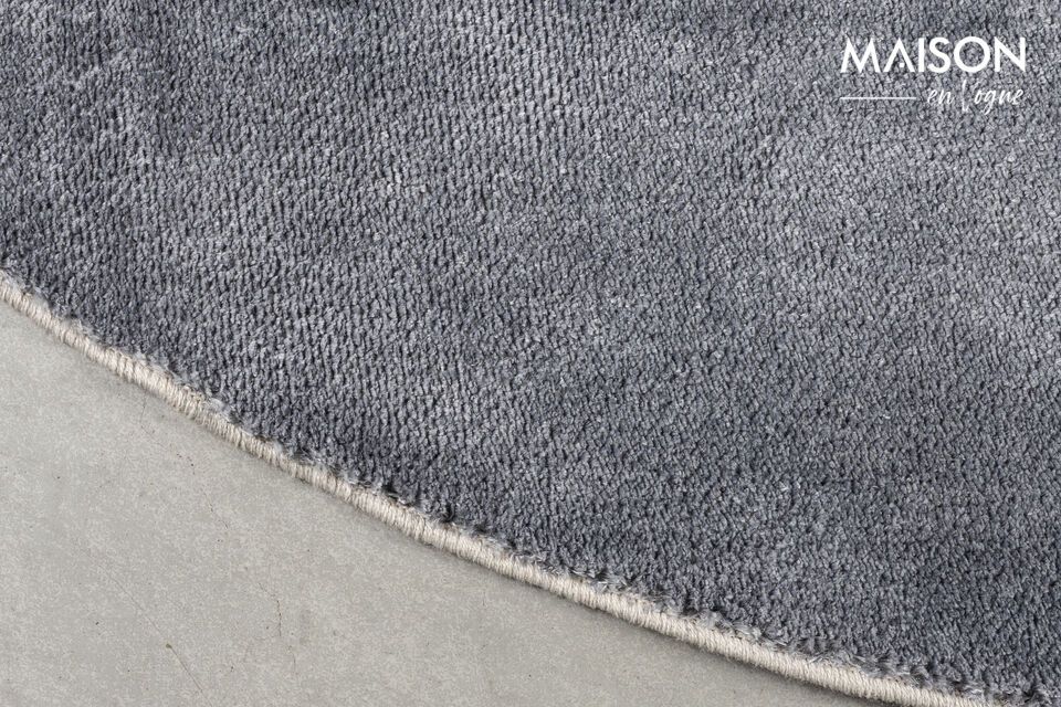 Der mit belgischer Handwerkskunst hergestellte 160x257 cm große Teppich ist nicht nur ein