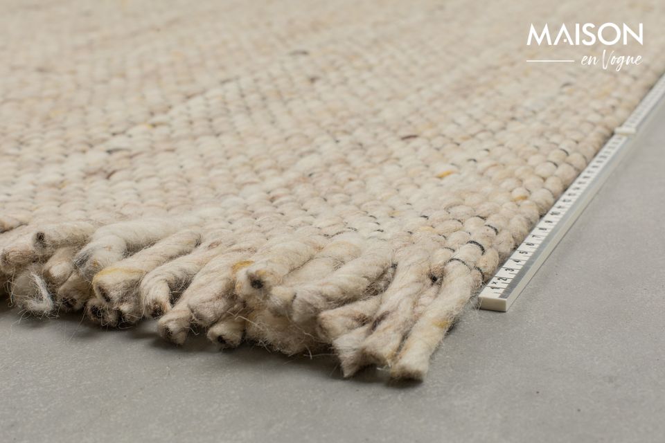 Dieser Teppich aus 100% Wolle hat eine weiche und bequeme Textur für Ihre Füße